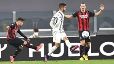 Pemain AC Milan Brahim Diaz (kiri) mencetak gol ke gawang Juventus pada pertandingan Liga Italia di Allianz Stadium, Turin, Italia, Minggu (9/5/2021). Juventus kalah 0-3 dan tergusur dari empat besar klasemen. (Tano Pecoraro/LaPresse via AP)