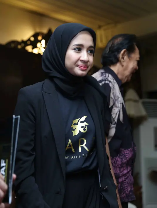 "Tahun baru insya Allah aku umroh nanti. Insya Allah hari Selasa berangkat umroh bersama keluarga," kata Laudya Cynthia Bella di Balai Sarwono, kawasan Jeruk Purut, Jakarta Selatan, Rabu (21/12). (Nurwahyunan/Bintang.com)