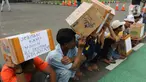 Massa Aliansi Masyarakat Anti Mafia Tambang (AMANAT) berunjuk rasa dengan aksi mengemis massal di depan Gedung MPR/DPR, Jakarta, Rabu (9/11/2022). Aksi simbol perjuangan dalam menegakan keadilan jelang Rapat Dengar Pendapat (RDP) DPR RI ini agar pemerintah memperhatikan kehidupan masyarakat Sumbawa Barat, NTB yang haknya dirampas akibat permainan mafia pertambangan di PT. Amman Mineral Nusa Tenggara (AMNT). (Liputan6.com/Herman Zakharia)