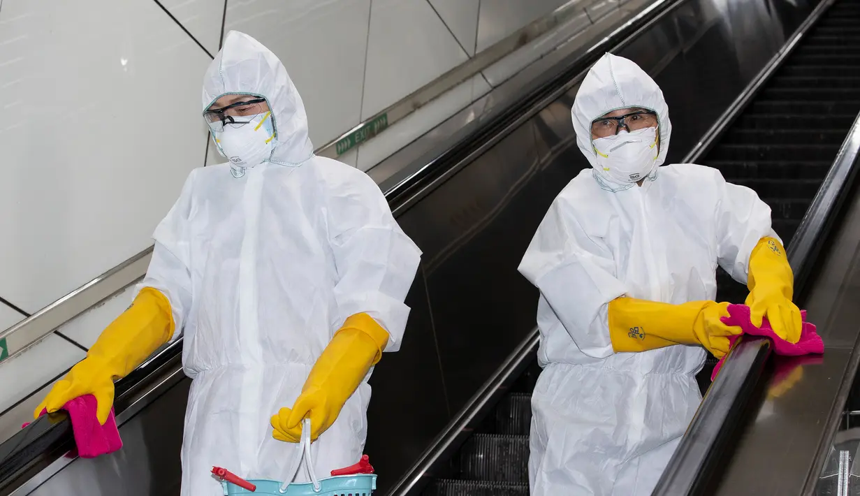 Petugas melakukan disinfeksi di stasiun kereta bawah tanah Gwanghwamun, Seoul, Korea Selatan, Jumat (28/2/2020). Hingga 28 Februari 2020, Korea Selatan mengonfirmasi total jumlah pasien terinfeksi virus corona COVID-19 sebanyak 2.337 orang. (Xinhua/Lee Sang-ho)