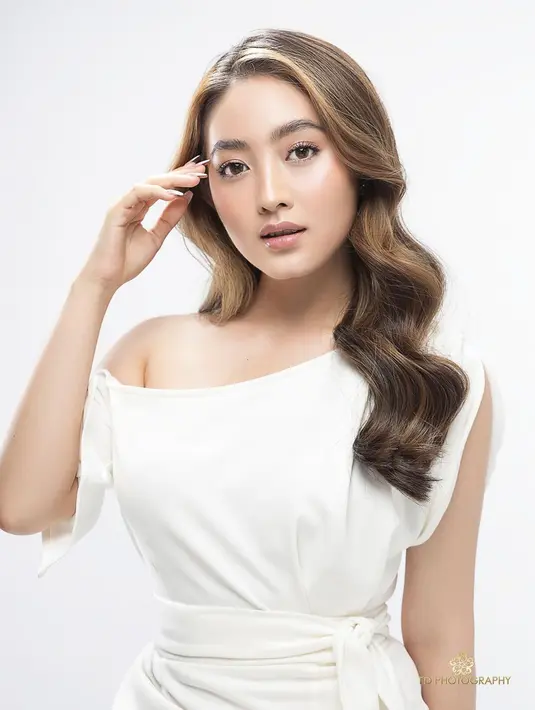Dalam pemotretan menggunakan simple dress berwarna putih, Natasha Wilona pun terlihat tampil flawless. Penampilannya satu ini pun membuat Wilo terlihat anggun dan feminim. (Liputan6.com/IG/@natashawilona12)