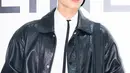 Tak kalah kece, Park Bo Gum tiba dengan jaket kulit, kemeja oxford, dasi Jacquard sutra yang ramping. [Foto:IG/koreadispatch].