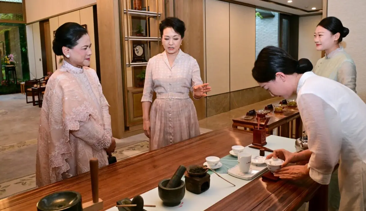 <p>Kedua ibu negara tampil kompak layaknya bestie dengan busana bernuansa beige [Dok. Sekretariat Presiden]</p>