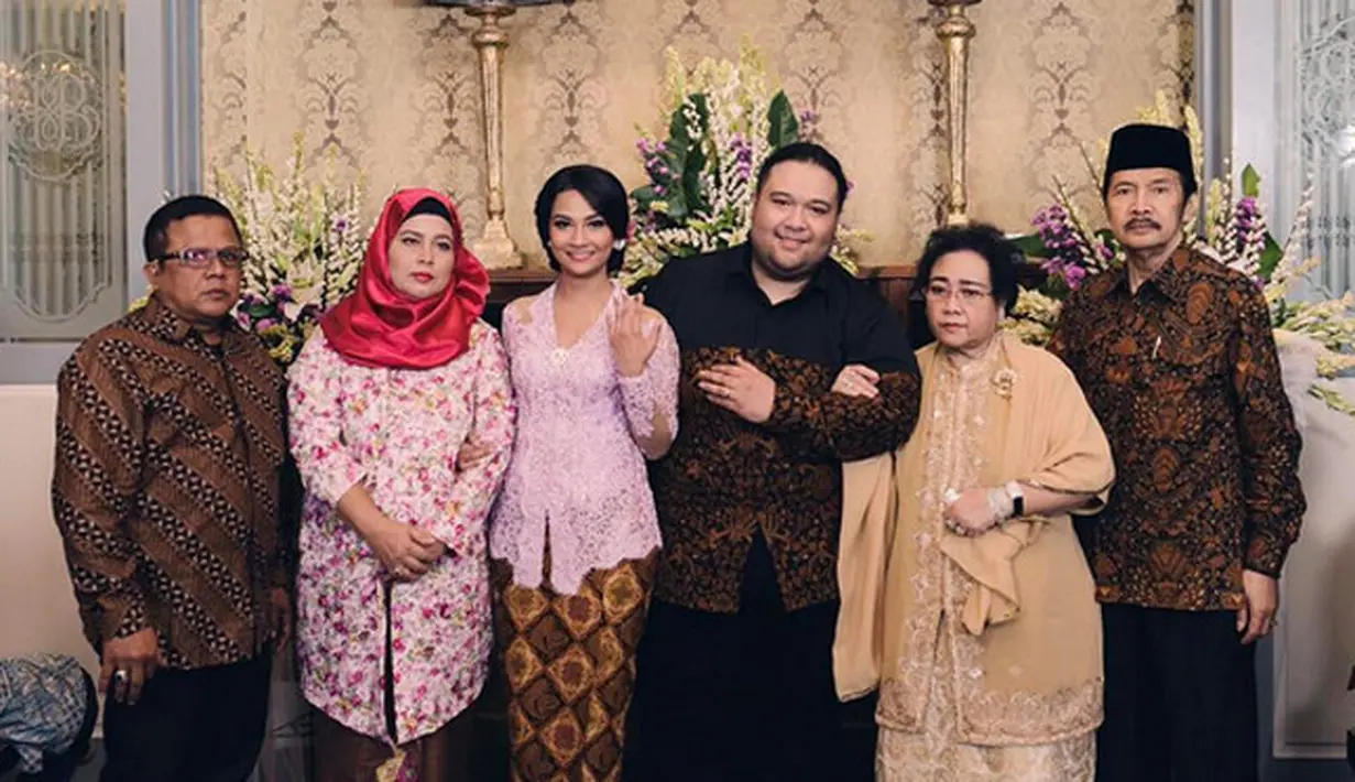 "Ada apa yah.. Semoga ttp bahagia" tulis cadyyy.heron. "Sabar kak vanesa.. Berdoa semua akan baik2 saja" tulis yuztynrach. Dan masih banyak lagi doa dari pengguna instagram. (Instagram/vanessaangelofficial)