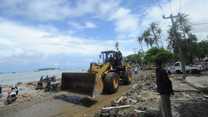 Alat berat melakukan proses evakuasi usai tsunami menerjang Kampung Sumur, Ujung Kulon, Banten, Selasa (24/12). Menurut data Kecamatan Sumur, 35 orang meninggal dunia akibat tsunami di wilayah tersebut. (Merdeka.com/Arie Basuki)