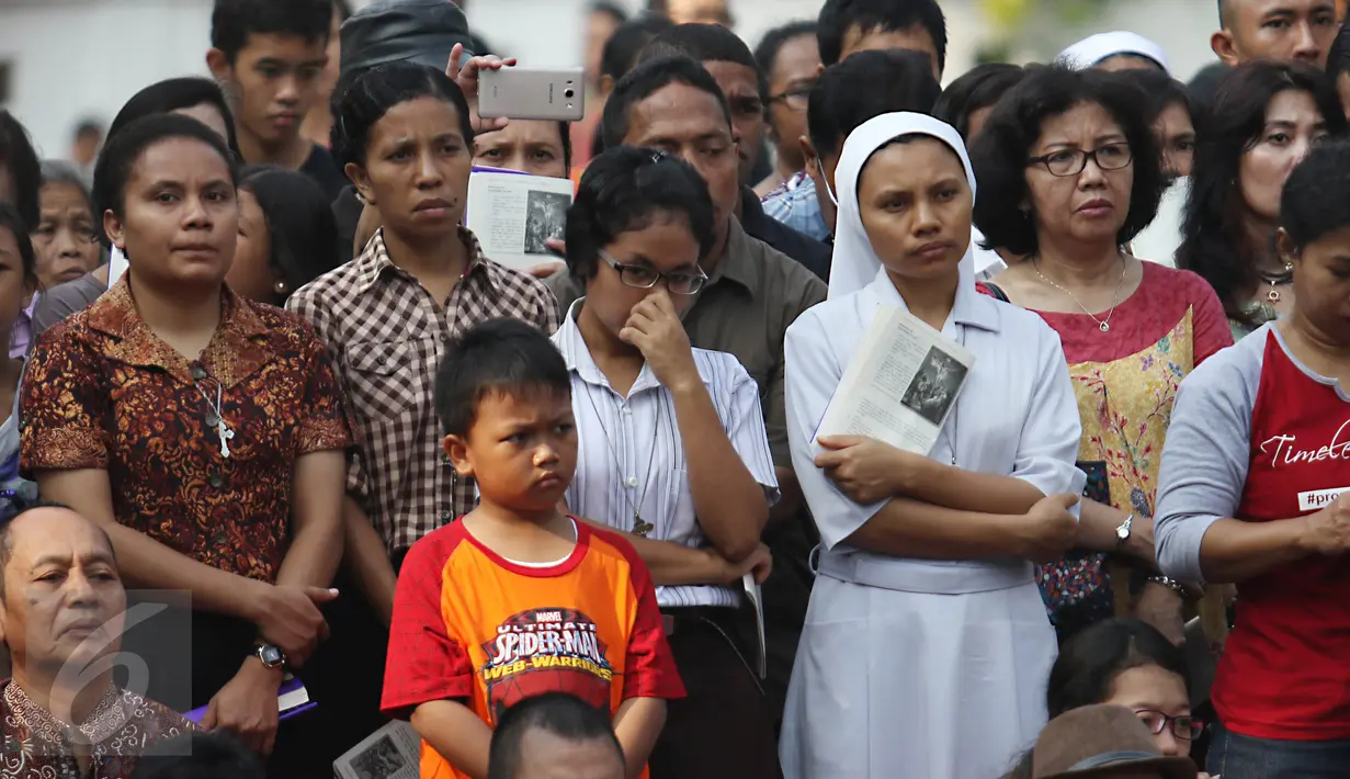 Umat Kristiani menyaksikan prosesi Jalan Salib pada perayaan Paskah di Gereja Paroki St Matius Penginjil, Tangerang, Jumat (14/4). Proses Jalan Salib dimaksudkan untuk menceritakan kesengsaraan Yesus Kristus saat disalib. (Liputan6.com/Angga Yuniar)
