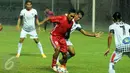 Pemain belakang DKI Jakarta, Ahmad Ihwan mencoba menembus pertahanan Bali saat berlaga di penyisihan Grup A PON XIX di Stadion Pakansari, Bogor, Rabu (14/9/2016). DKI Jakarta dan Bali bermain imbang 1-1. (Liputan6.com/Helmi Fithriansyah) 