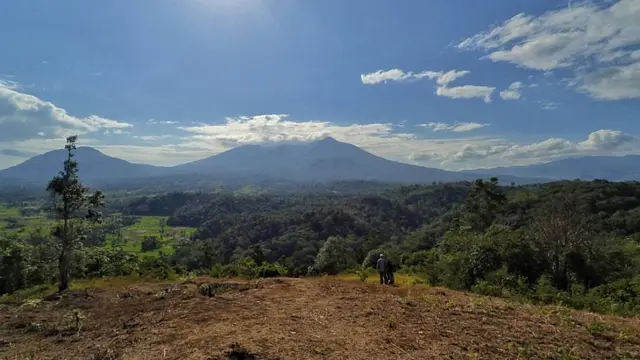 Gunung Sibualbuali di Medan Sumatra Utara bersebelahan dengan gunung lainnya