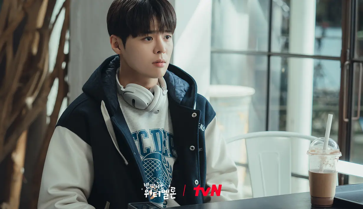Sementara itu, Eun Gyeol adalah satu-satunya yang bisa mendengar di keluarganya. Kondisi ini membuatnya menyesal, hingga Eun Gyeol hanya bisa menikmati musik kesukaannya diam-diam. (Foto: tvN via Soompi)