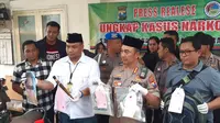 Polrestabes Surabaya menggelar konferensi pers terkait penembakan bos kurir sabu-sabu 25 kilogram (kg). (Foto Liputan6.com/Dian Kurniawan)