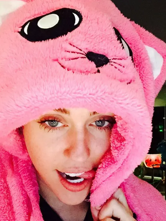 "Meowtzayyyyy" tulis Miley Cyrus mengekspresikan jaket berbentuk kucing imutnya. (Photo : Instagram)