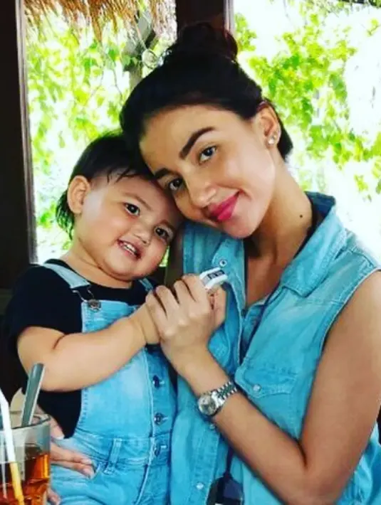 "Katanya setengah jam, katanya begitu. Saya enggak tahu persis," ujar Busro Sapawi, Kuasa hukum Tsania Marwa kepada wartawan di Pengadilan Agama Cibinong, Kabupaten Bogor, Jawa Barat, Selasa (15/8/2017). (Instagram/tsaniamarwa54)