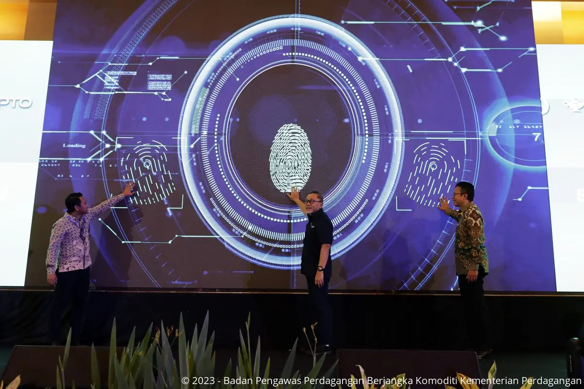 Menteri Perdagangan, Zulkifli Hasan didampingi Plt Kepala Bappebti Didid Noordiatmoko dan Ketua Aspakrindo Teguh Kurniawan Harmanda membuka acara Bulan Literasi Kripto Tahun 2023 yang berlangsung di Jakarta. Dok Bappebti