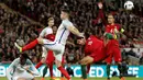Bek Inggris, Gary Cahill, menghalau bola dari kejaran pemain Portugal, Andre Gomes, dalam laga persahabatan di Stadion Wembley, London, Kamis (2/6/2016). (AFP/Adrian Dennis)