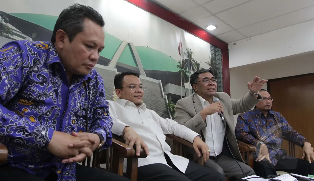 Wakil Ketua Komisi VIII Sodik Mujahid (kedua kanan) saat menjadi narasumber pada diskusi permasalahan haji di Pressroom Kompleks Parlemen Senayan, Jakarta, Rabu (25/3/2015). (Liputan6.com/Andrian M Tunay)