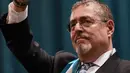 Presiden baru Guatemala Bernardo Arevalo melambaikan tangan setelah dilantik di Pusat Kebudayaan Miguel Angel Asturias di Guatemala City, pada tanggal 14 Januari 2024. (JOHAN ORDONEZ/AFP)