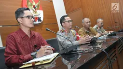 Kapolri Jenderal Tito Karnavian didampingi KPK, Agus Rahardjo saat konfrensi pers terkait kasus teror terhadap Novel Baswedan, Jakarta, Senin (19/6). Kapolri datang bersama jajaran Mabes Polri dan Polda Metro Jaya. (Liputan6.com/Helmi Afandi)