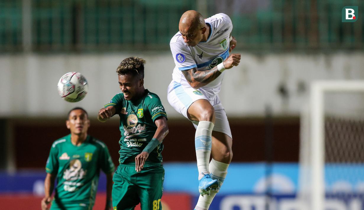 Pemain Persela Lamongan, Ivan Carlos (kanan) dan pemain Persela Lamongan, Muhammad Alwi Slamat berduel udara dalam laga pekan ke-8 BRI Liga 1 2021/2022 di Stadion Maguwoharjo, Sleman, Kamis (21/10/2021). (Bola.com/Bagaskara Lazuardi)