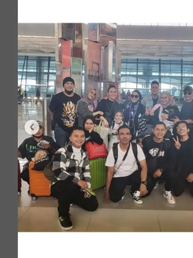 Momen rombongan Ayu Ting Ting sebanyak 18 orang Berangkat ke Eropa (Foto: Instagram ayutingting92)