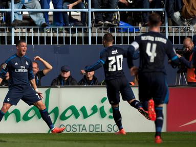Selebrasi striker Real Madrid, Cristiano Ronaldo, setelah mencetak gol ke gawang Malaga dalam laga La Liga Spanyol di Estadio La Rosaleda, Minggu (21/2/2016) malam WIB. (AFP/Jorge Guerrero)