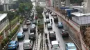 Sejumlah kendaraan berjalan merayap karena terjebak macet di Jalan HR Rasuna Said, Kuningan, Jakarta, Jumat (18/1). Penyempitan jalan akibat pembangunan proyek LRT berimbas pada kemacetan di kawasan tersebut. (Liputan6.com/Immanuel Antonius)