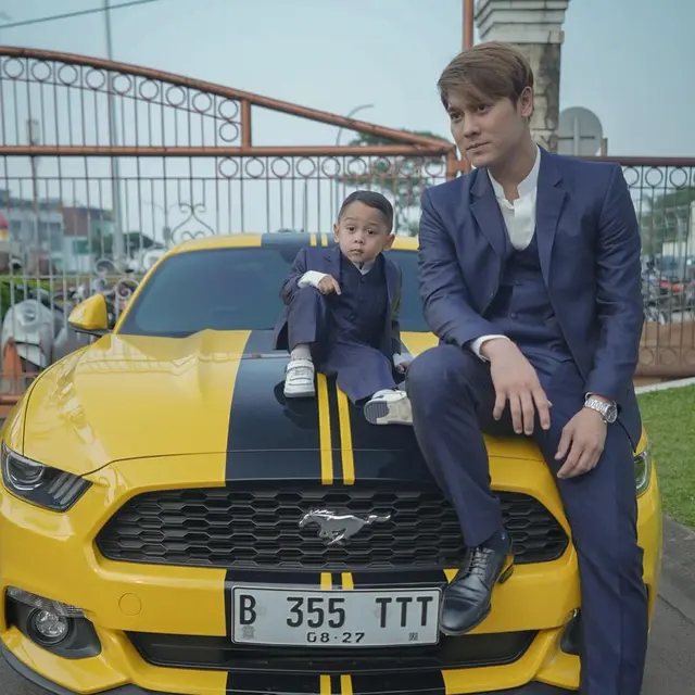 Potret Rizky Billar bersama anaknya (Sumber: Instagram/@rizkybillar)
