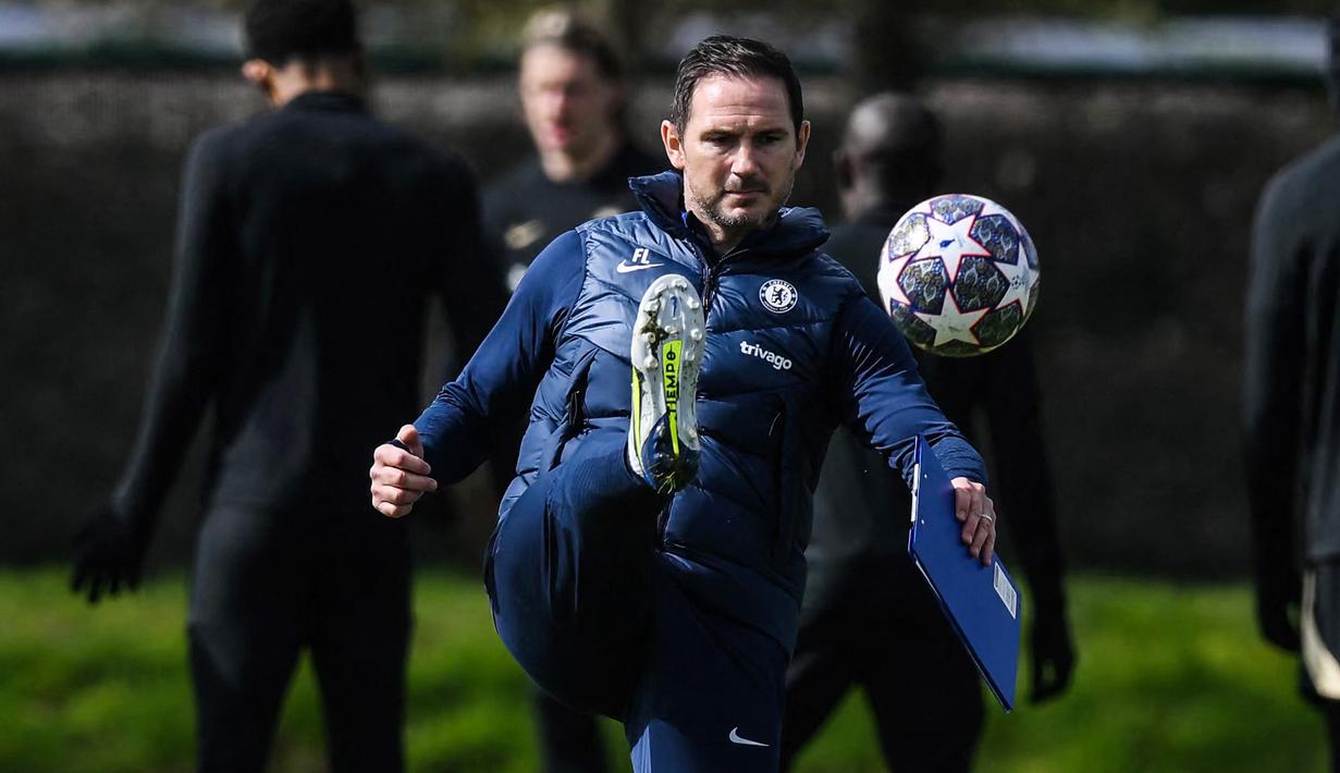Pelatih Chelsea, Frank Lampard, menendang bola saat sesi latihan jelang laga Liga Champions melawan Real Madrid di London, (11/4/2023). (AFP/Daniel Leal)