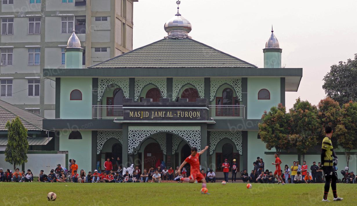 Ismed sedang berlatih tendangan bebas pada sesi latihan Persija Jakarta untuk mengarungi putaran kedua Torabika SC 2016 di Lapangan Yon Zikon TNI AD, Selasa (6/9/2016). (Bola.com/Nicklas Hanoatubun)