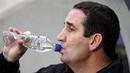 Sunderlnad&#039;s caretaker boss Ricky Sbragia drinks before their English Premier League football match against Hull City at The Kingston Communications Stadium in Hull, north-east England, on December 20, 2008. AFP PHOTO/PAUL ELLIS