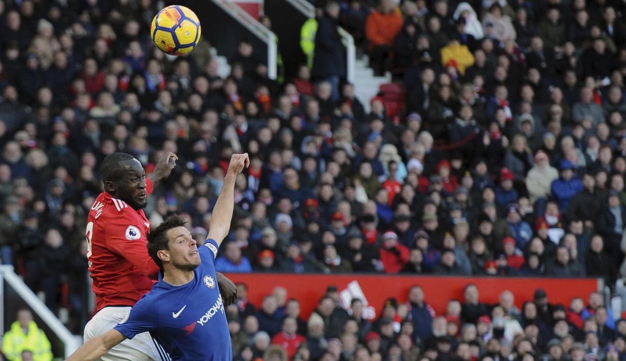 Duel pemain Manchester United, Romelu Lukaku dan pemain Chelsea, Cesar Azpilicueta pada lanjutan Premier League di Old Trafford stadium, Manchester, (25/2/2018). Manchester United menang 2-1. (AP/Rui Vieira)
