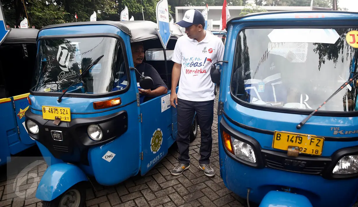 Dirut PT. Gagas Energi Indonesia, anak perusahaan PT. PGN saat berbincang dengan supir bajaj di MRU PGN Station IRTI Monas, Jakarta, Minggu (14/08). Sebanyak 700 bajaj gas gratis akan melayani masyarakat Jakarta. (Liputan6.com/Fery Pradolo)