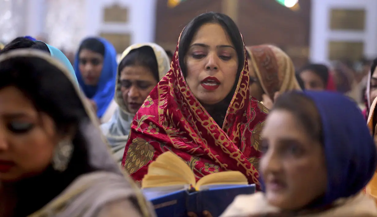 Umat Kristen Pakistan melaksanakan Misa Natal di sebuah gereja di Peshawar, Pakistan, Rabu (25/12/2019). Berdasarkan sensus penduduk pada tahun 1998, umat Kristen di Pakistan berjumlah sekitar satu persen dari keseluruhan penduduk. (AP Photo/Muhammad Sajjad)