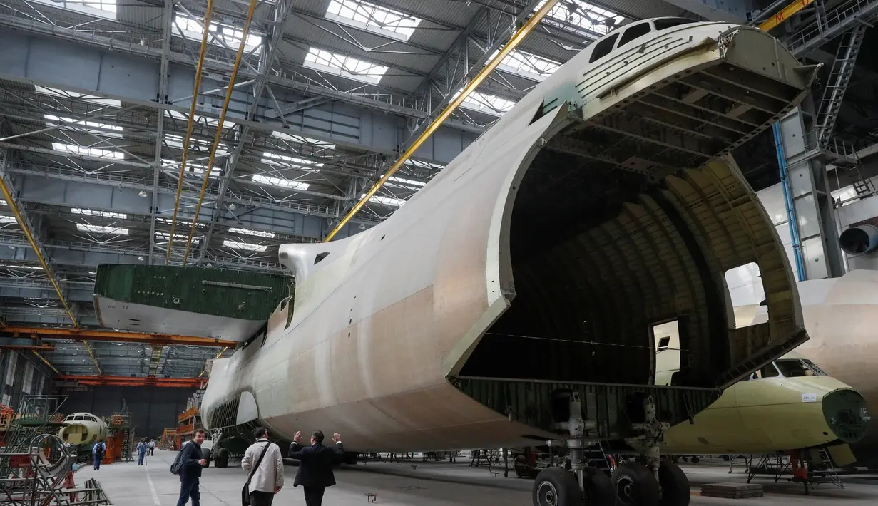 Badan pesawat kargo An-225 Mriya saat dalam proses pembuatan di pabrik pesawat Antonov di Kiev, Ukraina (15/5). Antonov-225 Mriya merupakan pesawat kargo terbesar di dunia. (Reuters/Valentyn Ogirenko)