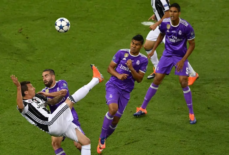 Mario Mandzukic mencetak gol spektakuler ke gawang Real Madrid pada laga final Liga Champions 2017. (AFP/Ben Stansall)