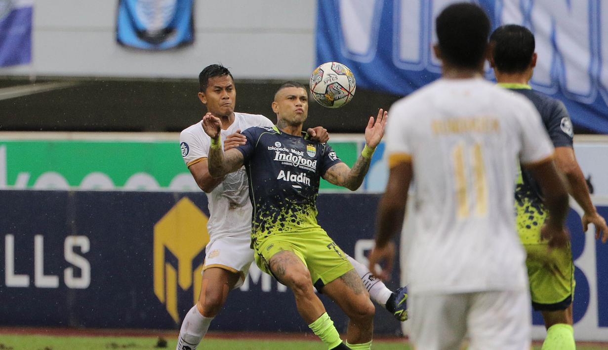 Pemain Persib Bandung, Ciro Alves (tengah), mengontrol bola dibayangi pemain Dewa United dalam pertandingan pekan ke-31 BRI Liga 1 2022/2023 melawan Dewa United yang berlangsung di stadion Pakansari, Cibinong, Senin (20/3/2023). (Bola.com/Ikhwan Yanuar)