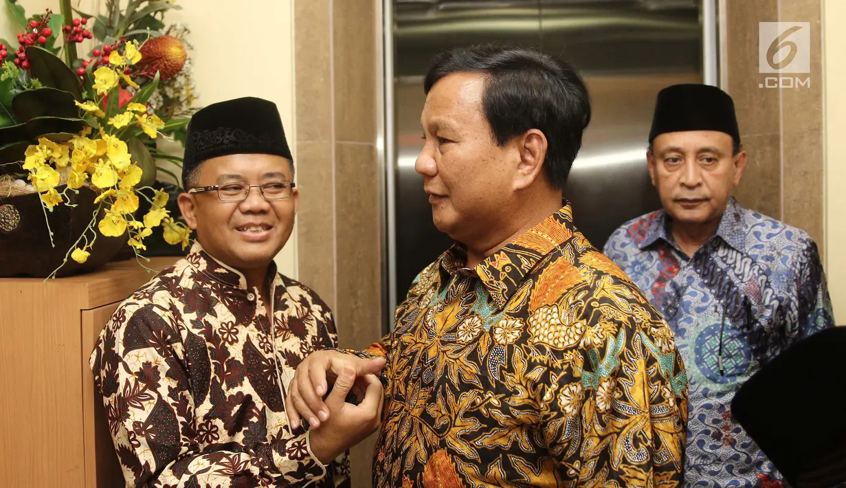 Ketum Partai Gerindra Prabowo Subianto (tengah) bersalaman dengan Presiden PKS Sohibul Iman (kiri) saat tiba di Kantor DPP PKS, Jakarta, Senin (30/7). Kedatangan Prabowo untuk membahas hasil pertemuannya dengan Demokrat. (Liputan6.com/Herman Zakharia)