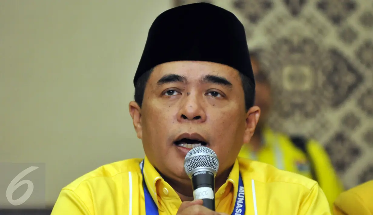 Calon Ketua Umum Partai Gokar Ade Komarudin, memberikan keterangan pers di Bali Nusa Dua Convention Center, Bali, (15/5). Dalam keterangan pers tersebut Tujuh Orang Caketum ini termasuk Indra Bambang Utoyo menolak voting. (Liputan6.com/JohanTallo)
