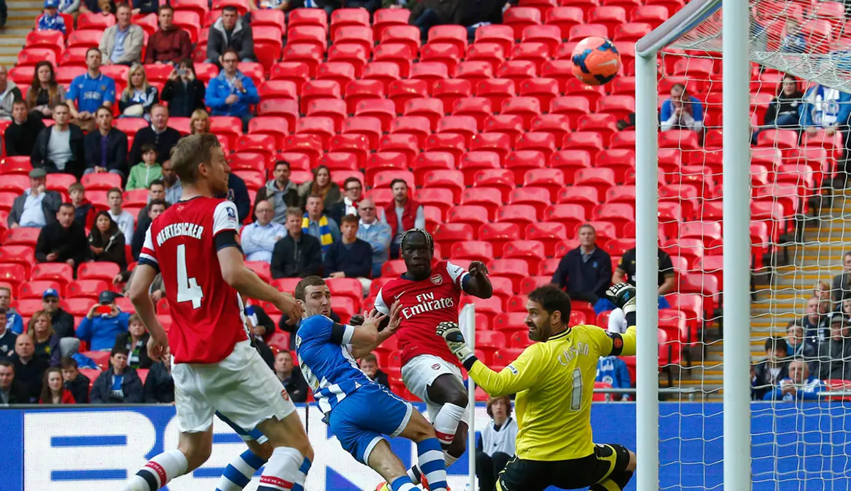 Bacary Sagna (Arsenal - kedua dari kanan) gagal memanfaatkan peluang untuk mencetak gol ke gawang Wigan Athletic dalam laga semifinal Piala FA Inggris di Stadion Wembley, (12/4/2014). (REUTERS/Eddie Keogh)