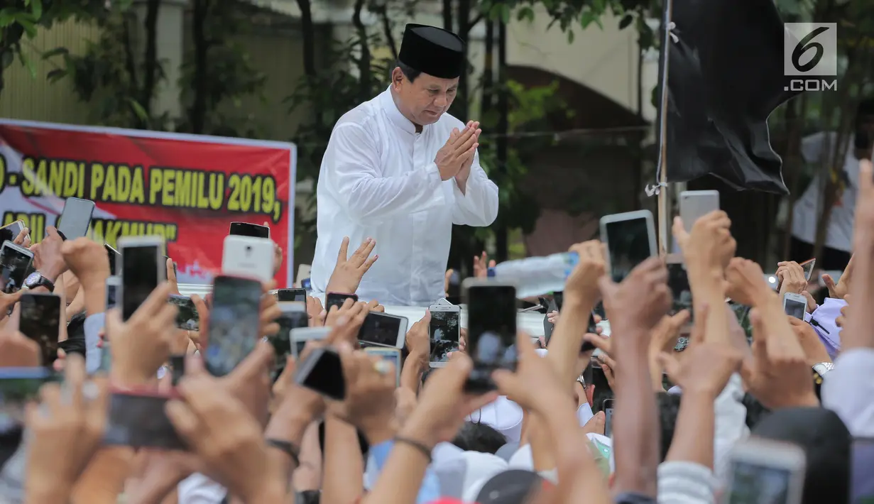 Capres nomor urut 02 Prabowo Subianto menyapa pendukungnya di kediamannya di Jalan Kertanegara, Kebayoran Baru, Jakarta, Jumat (19/4). Usai melaksanakan Salat Jumat, Prabowo disambut ribuan pendukungnya yang telah menunggu di Kartanegara dari pagi. (Liputan6.com/Faizal Fanani)