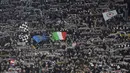 Para suporter Juventus menyaksikan laga melawan Bayern Munchen. Kedua tim akan berjumpa kembali pada leg kedua di Stadion Allianz Arena, Jerman pada 17 Maret 2016 mendatang. (Reuters/Giorgio Perottino)