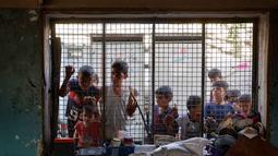 Kementerian Kesehatan Palestina pada Sabtu (6/9/2025) melaporkan bahwa dalam 24 jam terakhir, sebanyak 69 warga Palestina tewas dan 422 orang lainnya luka-luka akibat serangan udara Israel. (Omar AL-QATTAA/AFP)