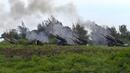 Tentara militer Taiwan menembakkan howitzer 155 inci selama latihan anti-pendaratan langsung di daerah Pingtung, Taiwan selatan (9/8/2022). Taiwan mengadakan latihan militer tembakan langsung, yang mensimulasikan pertahanan pulau itu dari invasi China, ketika Beijing melakukan latihan militer baru di sekitar tetangganya. (AFP/Sam Yeh)