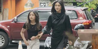 Nana Mirdad dan putrinya, Sarah Deana White kompak mengenakan pakain serba hitam. @nanamirdad_