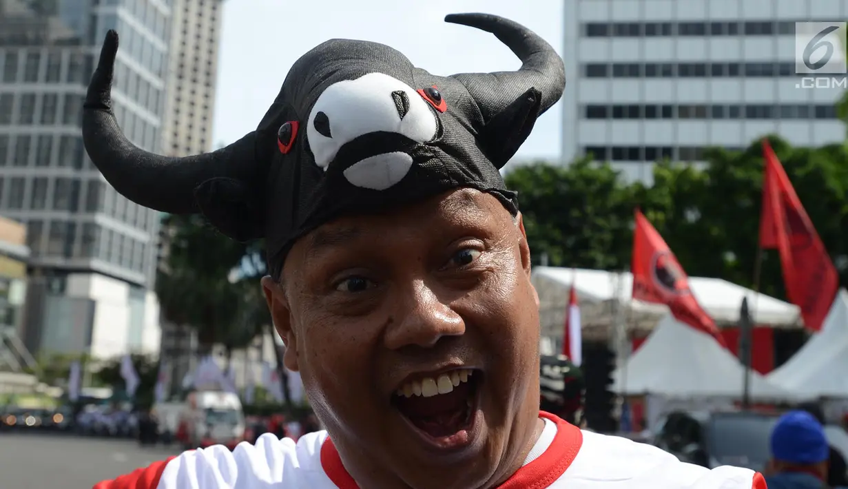 Pendukung capres -cawapres nomor urut 01 Jokowi-Ma'ruf Amin beratribut kepala banteng mengikuti kampanye akbar di Bundaran HI, Jakarta Sabtu (13/4). Kampanye akbar Jokowi-Ma'ruf Amin bertajuk Konvensi Akbar Rakyat. (merdeka.com/Imam Buhori)