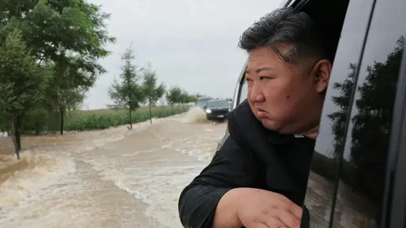 Kim Jong Un melintasi banjir di Korea Utara. (Rodong Sinmun)