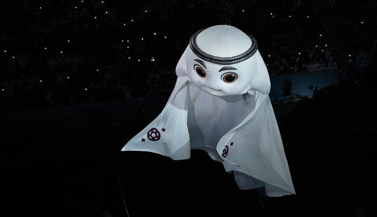 Maskot Piala Dunia Qatar, La'eeb, ditampilkan saat upacara pembukaan sebelum pertandingan sepak bola Grup A antara Qatar dan Ekuador di Stadion Al Bayt, Al Khor, Qatar, 20 November 2022. La'eeb berhasil membuat fans terkesima dan kagum saat ditampilkan pada upacara pembukaan Piala Dunia 2022. (AP Photo/Hassan Ammar)