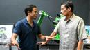 Balon Gubernur DKI Jakarta Sandiaga Uno (kanan) bersama CEO Gojek Nadiem Makarim, kantor Gojek, Jakarta, (1/3). Sandiaga Uno memuji terobosan Nadiem Makarim menciptakan lapangan kerja dan solusi kemacetan Jakarta. (Liputan6.com/Yoppy Renato)