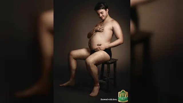 6. Berpose ala ibu hamil di atas ranjang, hitam-putih membuat potret ini semakin dramatis.