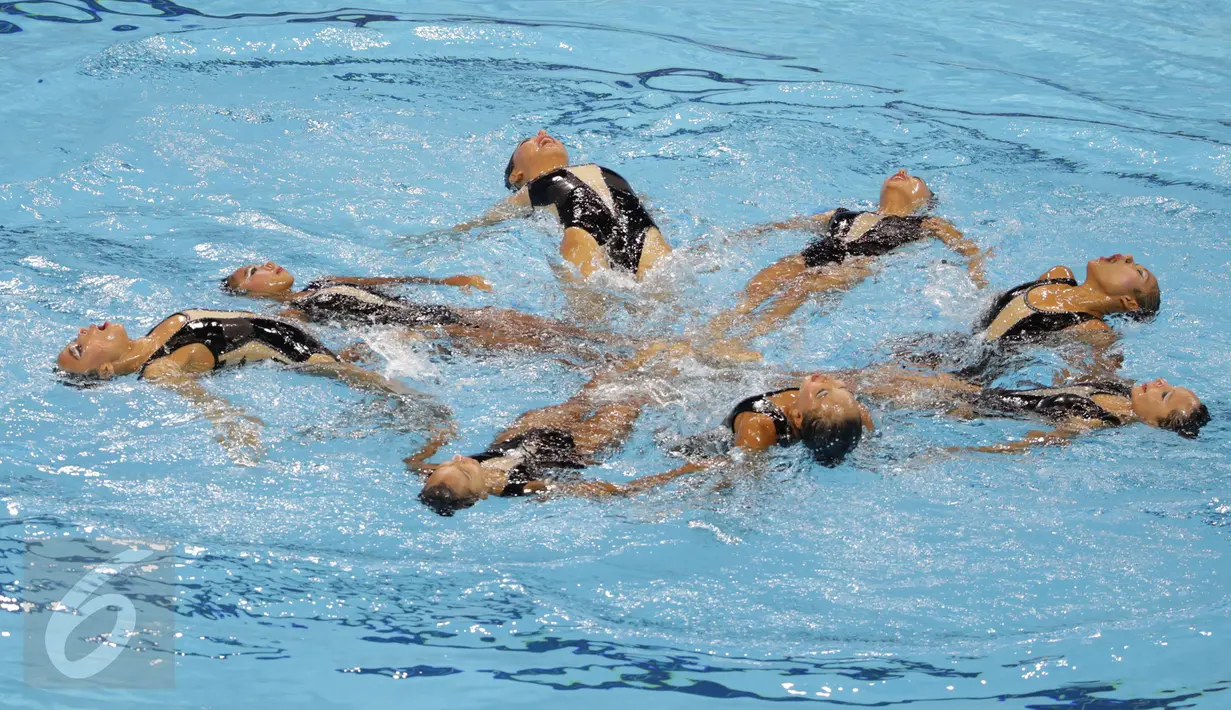 Tim renang indah Indonesia berhasil menyumbang medali pertama bagi kontingen Merah Putih di Sea Games 2015 Singapura. Tim renang indah Indonesia tampil cukup menawan di OCBC Aquatic Centre, Rabu (3/6/2015). (Liputan6.com/Helmi Fithriansyah)