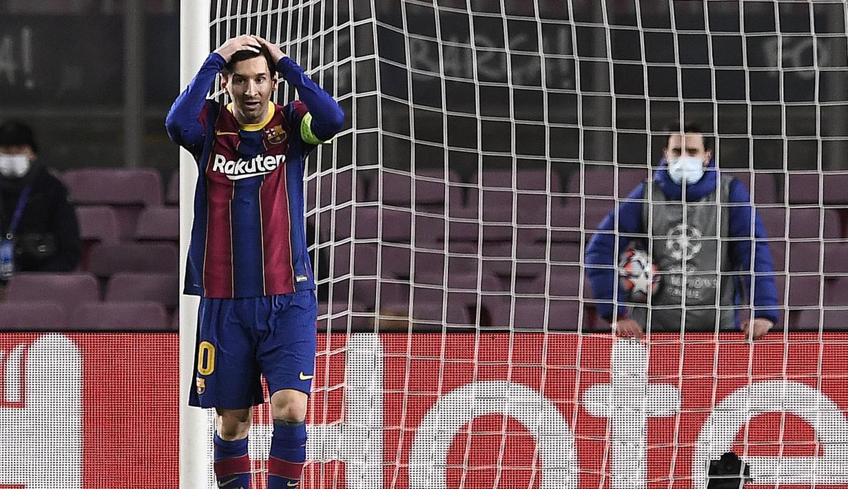 Striker Barcelona, Lionel Messi, tampak kecewa usai gagal membobol gawang Juventus pada laga Liga Champions di Stadion Camp Nou, Rabu (9/12/2020). Aksi La Pulga tersebut karena merasa frusatsi gagal membobol gawang Buffon. (AFP/Josep Lago)